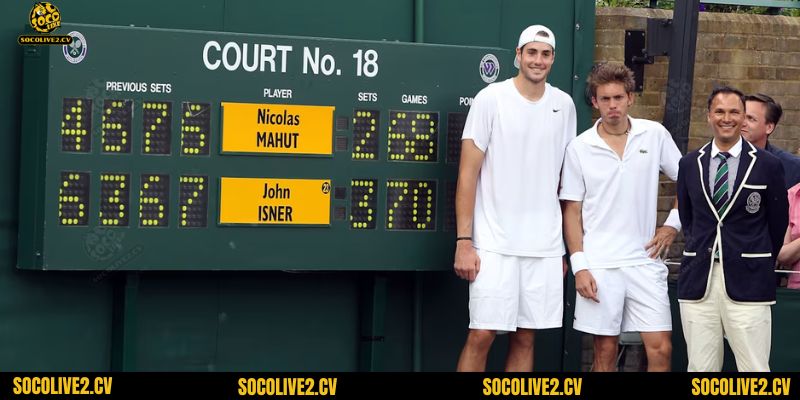 Đánh tennis nhưng cứ như là trận đấu sinh tồn giữa 2 VĐV